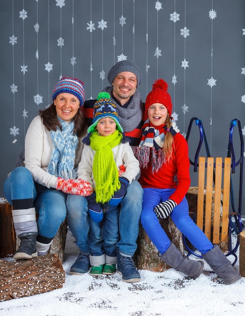 Famille drôle dans des vêtements d'hiver