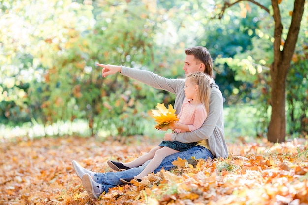 Famille du père et de l'enfant sur une belle journée d'automne dans le parc