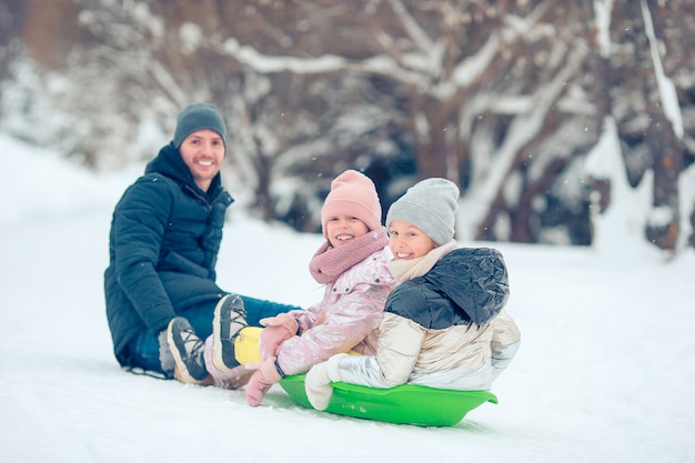 Famille du père et des enfants en vacances en plein air d'hiver