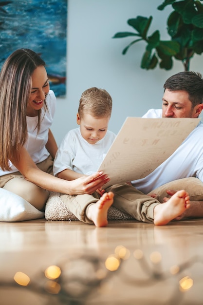 Famille écrivant des voeux pour Noël