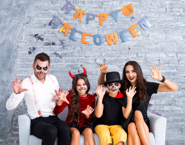 Photo famille effrayante ensemble posant pour halloween