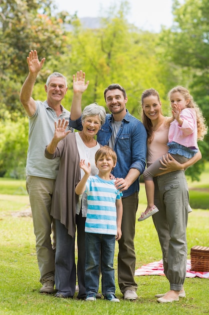 Famille élargie, agitant les mains dans le parc