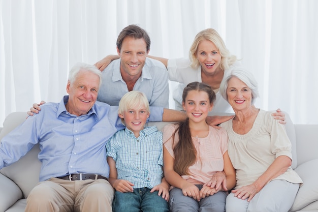 Famille élargie assis ensemble sur le canapé