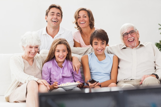 Famille élargie devant la télé