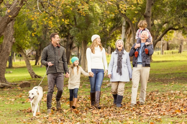 Famille élargie posant avec des vêtements chauds