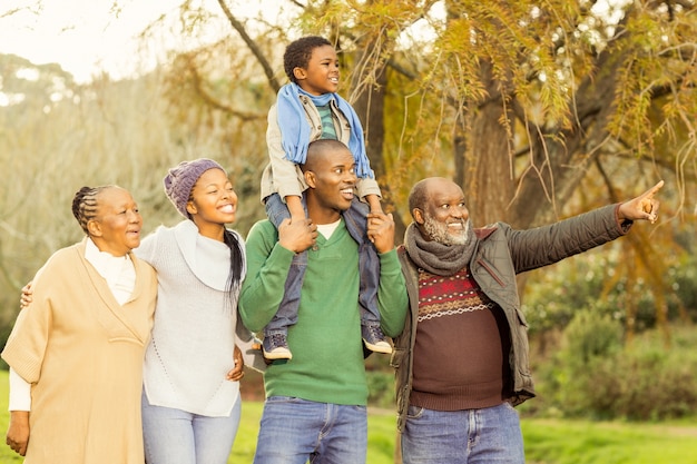 Photo famille élargie posant avec des vêtements chauds