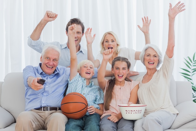 Famille élargie regardant la télé