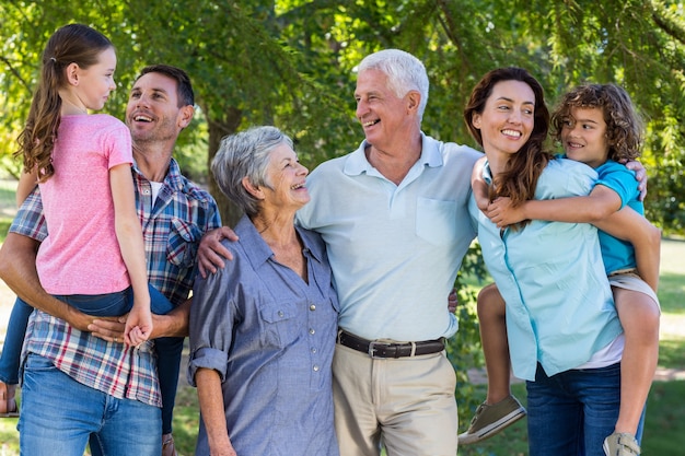 Famille élargie souriante dans le parc