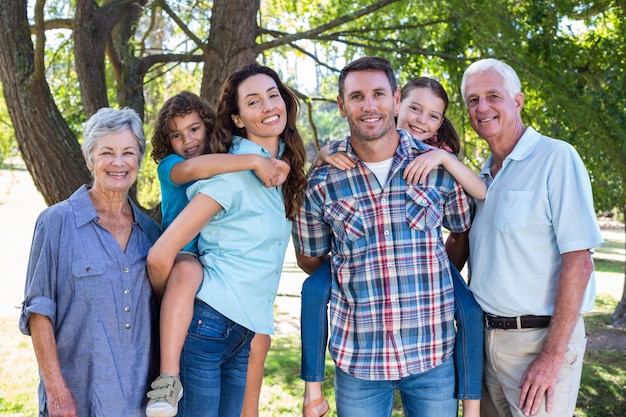 Famille élargie souriante dans le parc