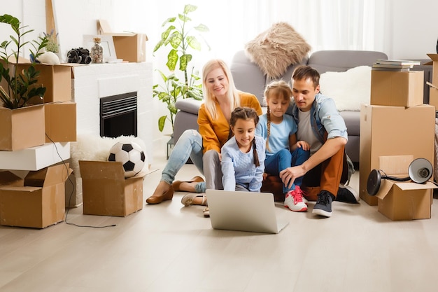 famille emménageant dans leur nouvelle maison