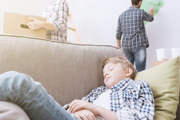 Famille emménageant dans un nouvel appartement