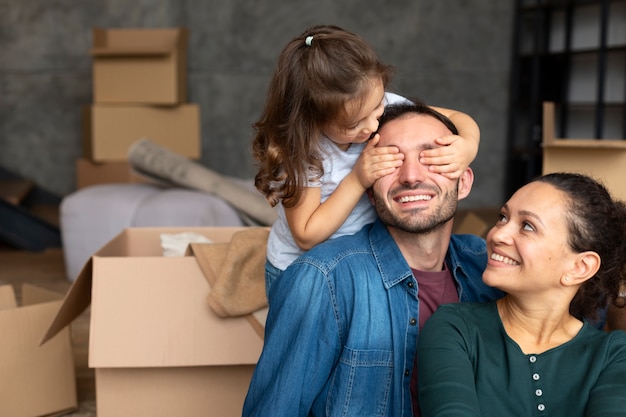 Photo famille emménageant dans une nouvelle maison