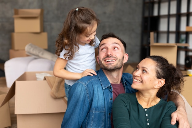 Famille emménageant dans une nouvelle maison