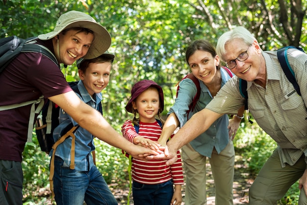 Famille empiler les mains en équipe