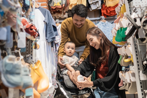 Famille avec enfant achetant un produit dans la boutique bébé