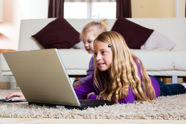 Famille - enfant jouant avec l'ordinateur portable