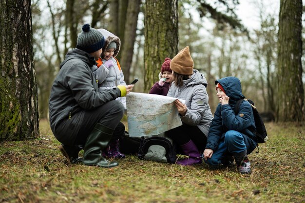 Famille et enfants avec carte dans la forêt