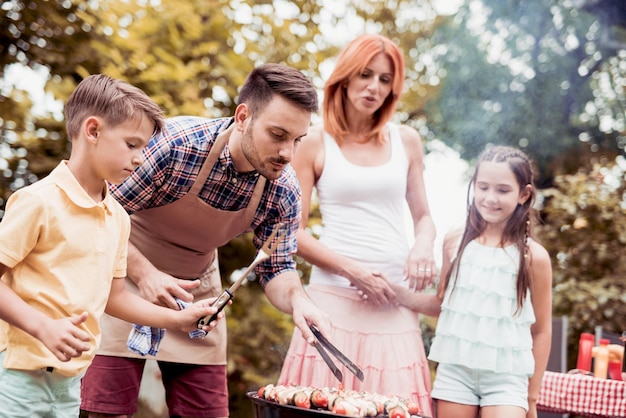 Famille avec enfants faire barbecue