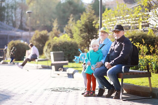 Famille avec enfants pour une promenade dans le parc d'été. À l'automne prochain, dans le parc. Famille. Tombe. Joie.