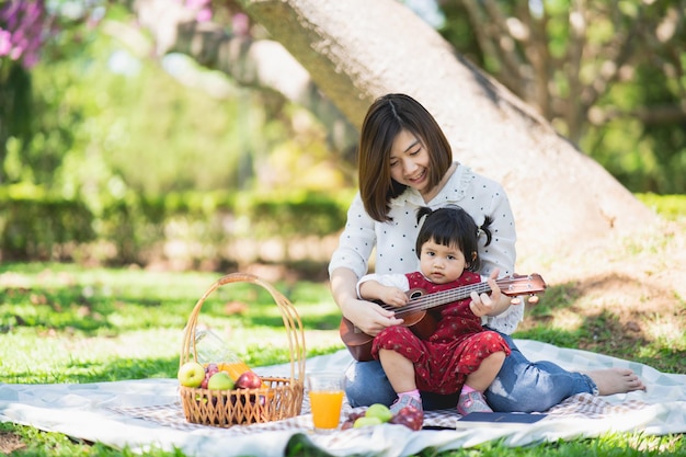 Famille avec enfants profitant d'un pique-nique dans le jardin de printemps