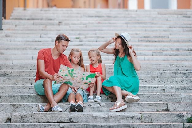 Famille avec enfants en vacances en europe italie rome