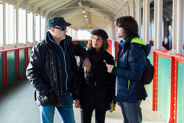 Photo famille ensemble dans une gare