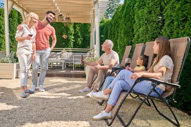 Famille ensemble. Une famille s'est réunie dans l'arrière-cour et a l'air heureuse