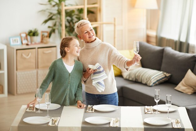 Famille essuyant les verres à vin