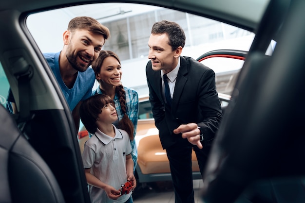 La famille est très heureuse car elle achète une voiture.