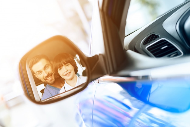 Une famille est venue au showroom pour acheter une nouvelle voiture.