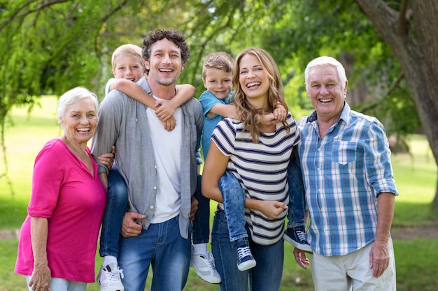 Photo famille étant dans le jardin