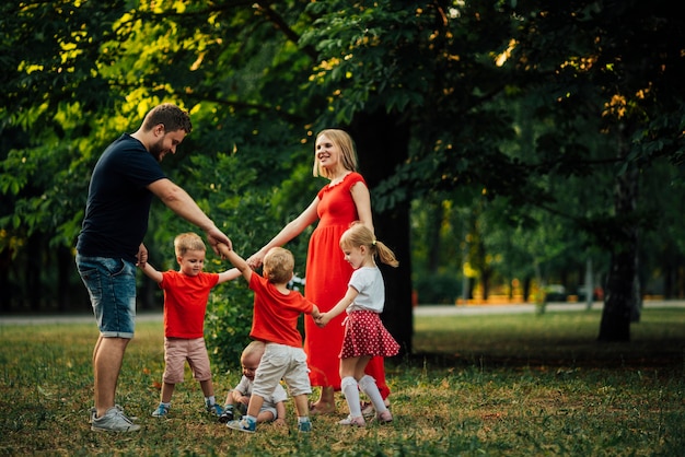 Famille étant ensemble dans une danse en cercle