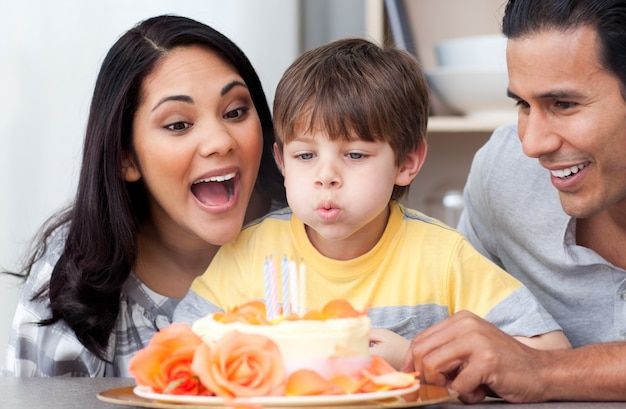 Famille étonnée célébrant un anniversaire ensemble