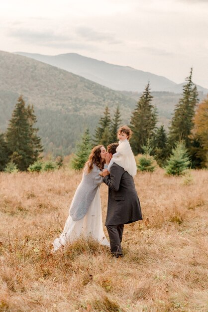 Famille étreignant et jouant dans les montagnes