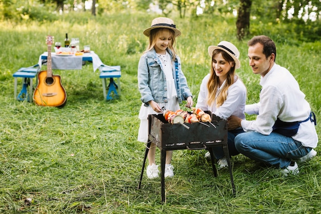 Famille faisant un barbecue dans la nature