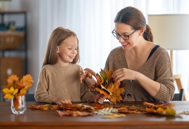 Famille faisant un décor d'automne