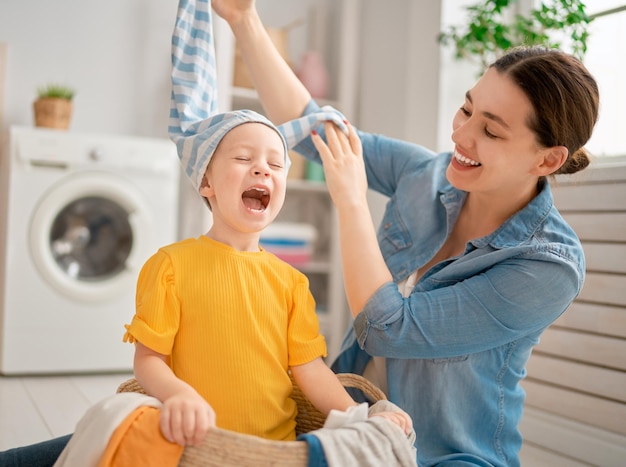 Famille faisant la lessive