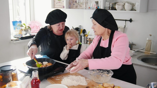 Famille faisant de petites tartes dans la cuisine