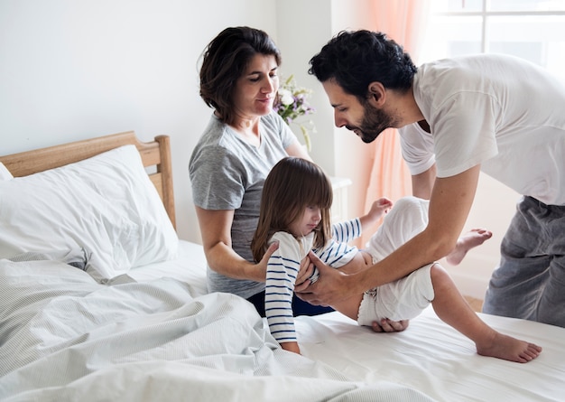 Famille avec une femme enceinte passer du temps ensemble