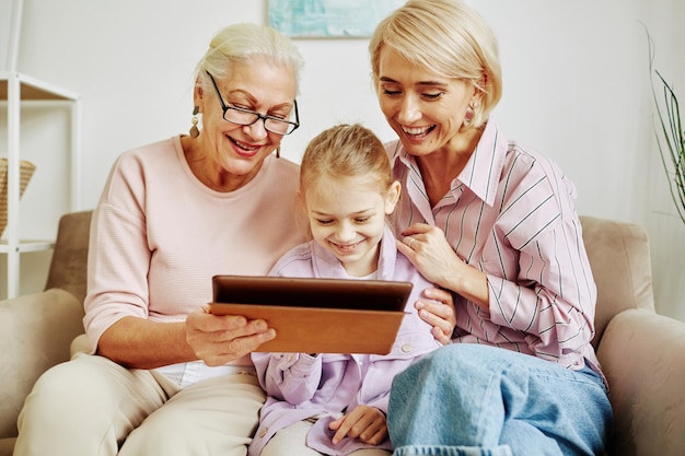 Famille de femmes à la maison