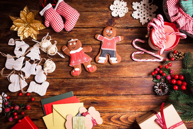 Famille de gingermen de Noël sur une table en bois