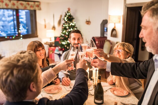 Famille griller et célébrer Noël et le nouvel an