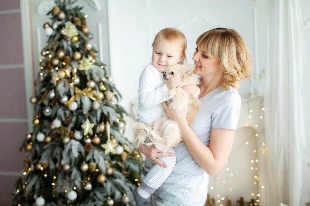 Famille en gros plan de vacances de Noël sur fond d'arbre de Noël.