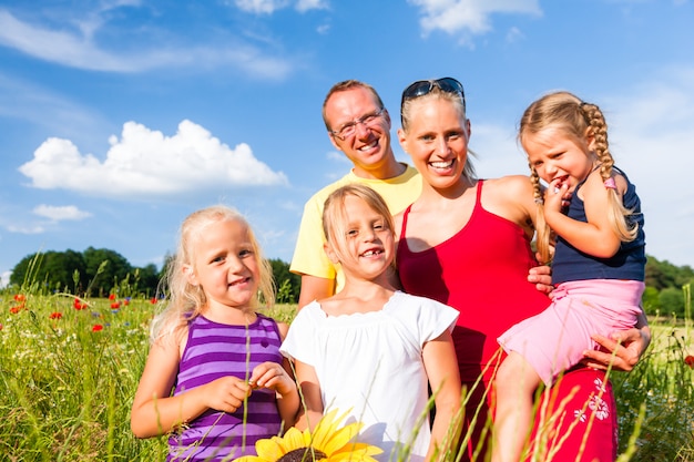 Famille en herbe en été