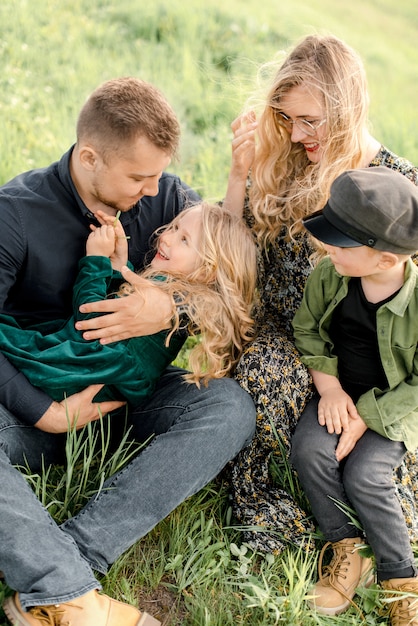 Famille sur l'herbe