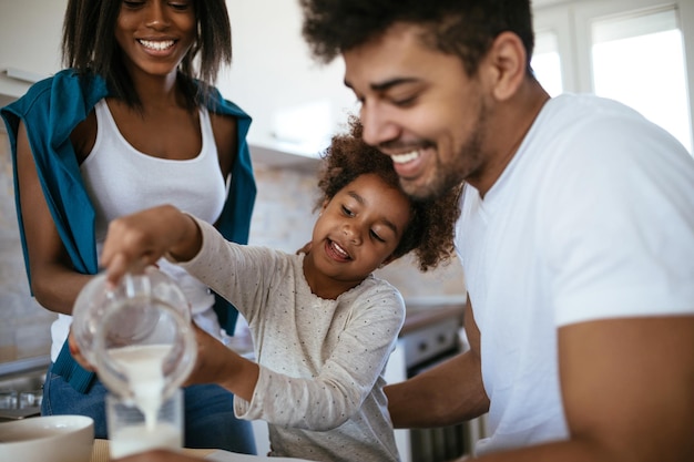 Famille heureuse appréciant le petit déjeuner pendant le matin