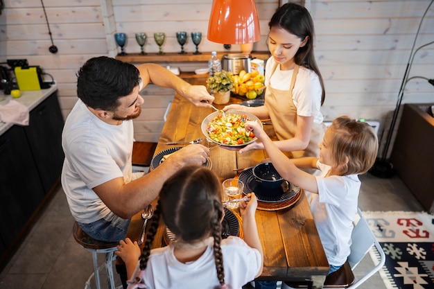 Famille heureuse appréciant le temps ensemble