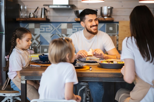 Famille heureuse appréciant le temps ensemble