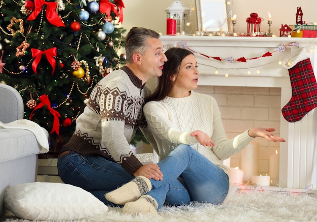 Famille heureuse sur l'arbre de Noël