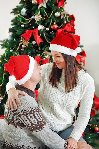 Famille heureuse sur l'arbre de Noël